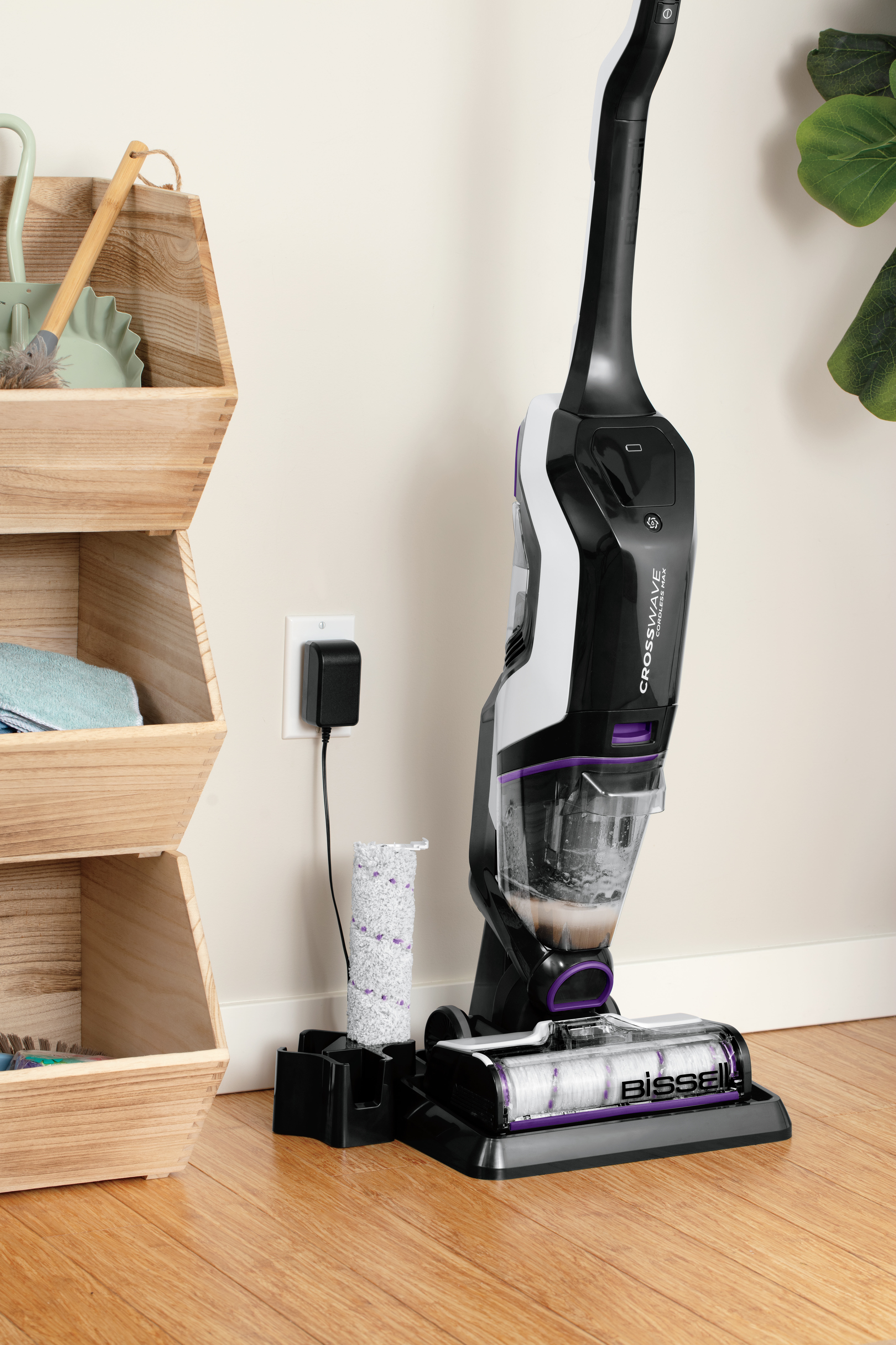 Essai de nettoyage à sec multisurface CrossWave Cordless Max avec rouleau de brosse dans le support pour le nettoyage de l'entreposage. 