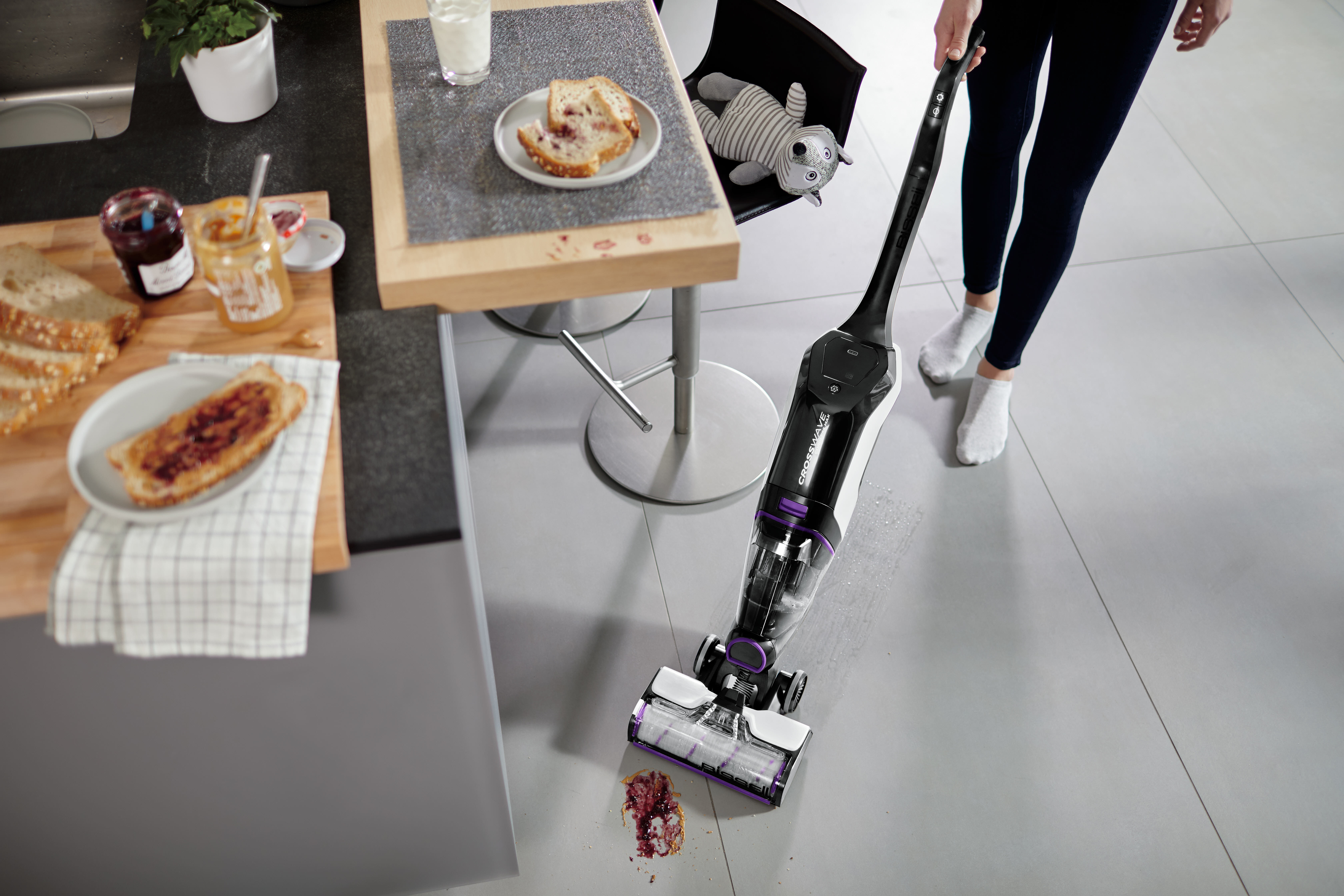 L'aspirateur et le nettoyage de l'aspirateur sec humide multisurface CrossWave Cordless Max ont provoqué des salissures sur les planchers de carrelage.