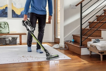 Using ICONPET TURBO EDGE to vacuum area rug switching to hard flooring.