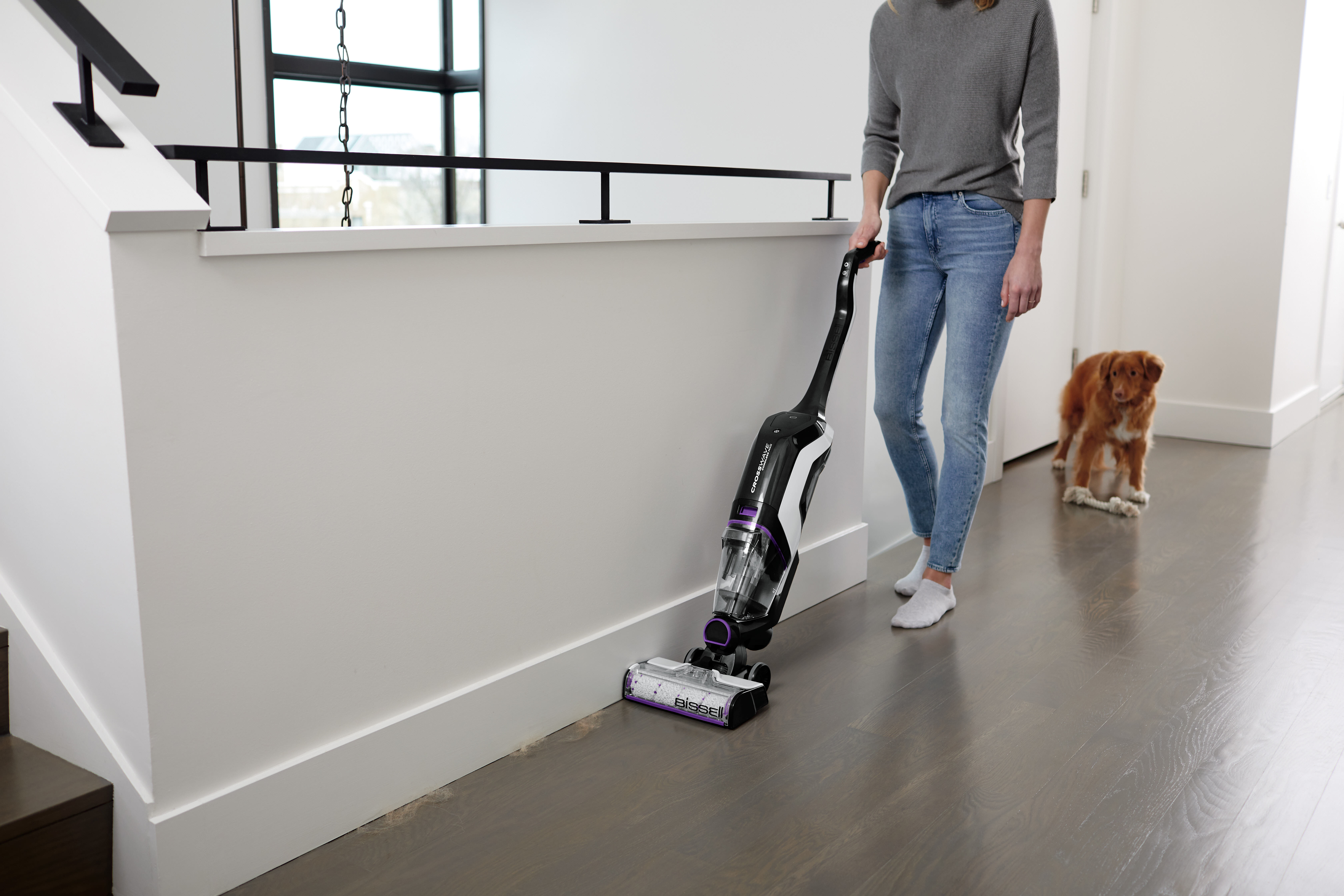 Aspirateur humide et sec multisurface CrossWave Cordless Max qui aspire les poils d'animaux le long de la plinthe.    