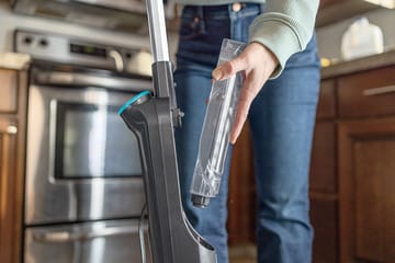 SpinWave® SmartSteam™ putting back the water tank on the machine