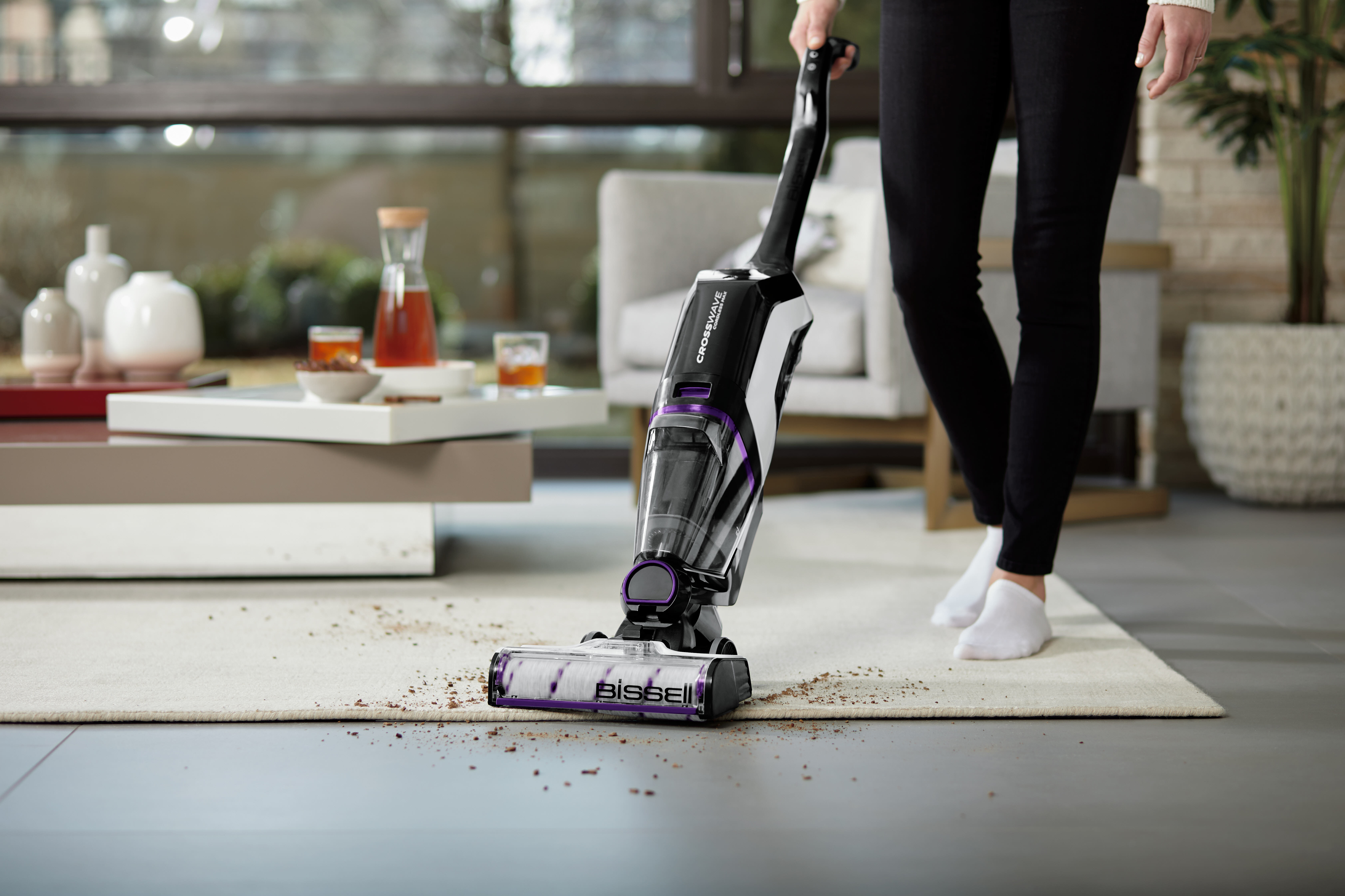 Passage de l'aspirateur sec humide multisurface CrossWave Cordless Max d'un tapis de surface à un revêtement de sol dur